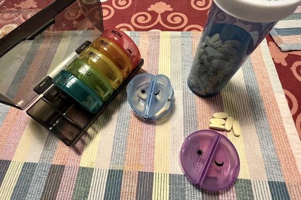 fotografía con un frasco de pastillas y el proceso de poner pastillas en un pastillero semanal