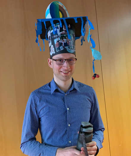 Photo of Lennart Ramme wearing his PhD hat.