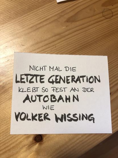 Papierzettel als Transpi-Vorlage mit Beschriftung "nicht mal die
[fett geschrieben:] Letzte Generation
klebt so fest an der
[fett geschrieben:] Autobahn
wie
[fett geschrieben:] Volker Wissing"