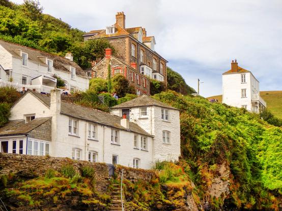 Cottages in der steilen Felsküste von Port Isaac, Cornwall