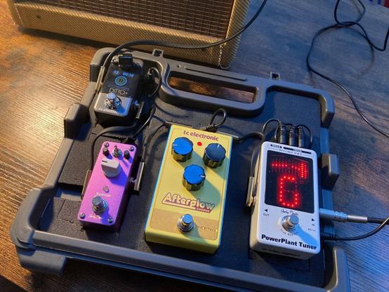 Pedalboard zusammen bauen mit Stimmgerät - Chorus - Vibe Simulation - Ditto+ Looper und Reverb alles gut mit Kabeln versorgt