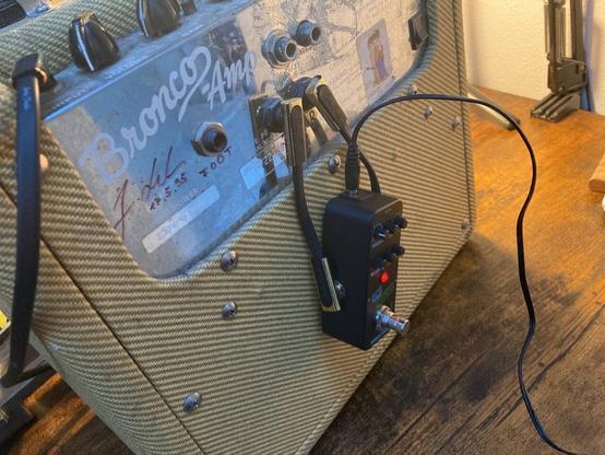 Das kleine Reverb an den FX Loop vom Fender Bronco Amp angeschlossen