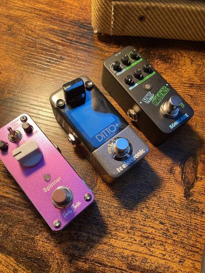 Kleine Auswahl an Effekten Harley Benton Spinner - Soincake Reverb / Delay und der Ditto Looper