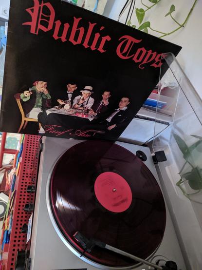 Foto der Schallplatte (rotes vinyl) und des covers von Public Toys - Fünf Asse