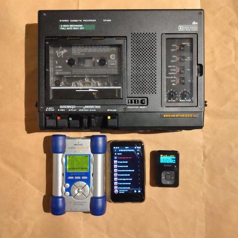 Différents lecteurs de musique :
Marantz CP430 de 1985, Archos Jukebox Recorder 20 de 2002, Sansa Clip+ de 2009 et Fiio M6 de 2020.