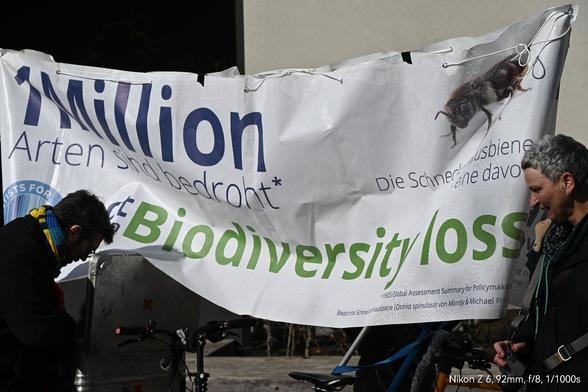 Das Transparent der Scientists for Future weißt auf die Bedrohung der Arten und der Biodiversität durch die Erderwärmung hin