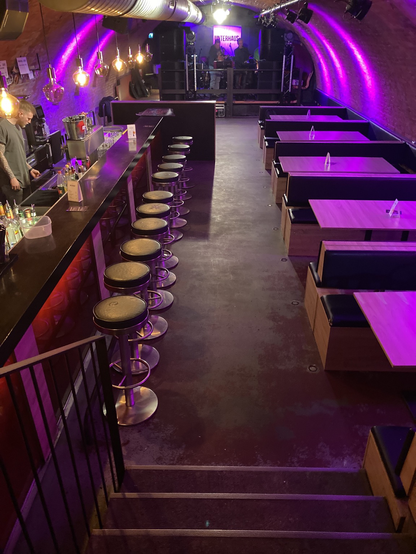 Unterhaus FFB Bar mit Tresen und Tische  und Bühne im Hintergrund