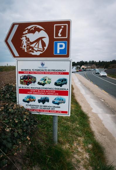 Colourful bilingual warning sign urging folks not to block emergency vehicles