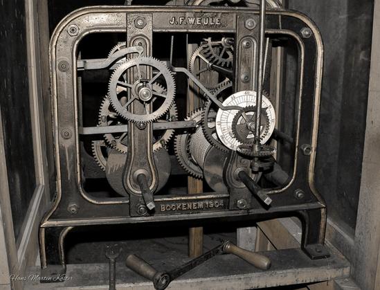 the clockwork

This is the clockwork of the coachman's house of the Kropff-Federtath Foundation in Olsberg.
It was manufactured in 1904 by the company "Turmuhrenfabrik und Glockengießerei J. F. Weule" in Bockenem (Ambergau).
The widow of the Olsberg industrialist Caspar Kropff, Ida Kropff-Federath, commissioned the installation.
The clockwork, the clock and the associated bell are still working today!

Auch diese Fotos sind Werke meines Vaters, Hans Martin Köster.