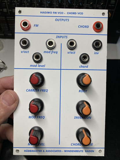 Frontplatte eines Synthesizermoduls, weiß mit blauer Beschriftung im Buchla 100 Style