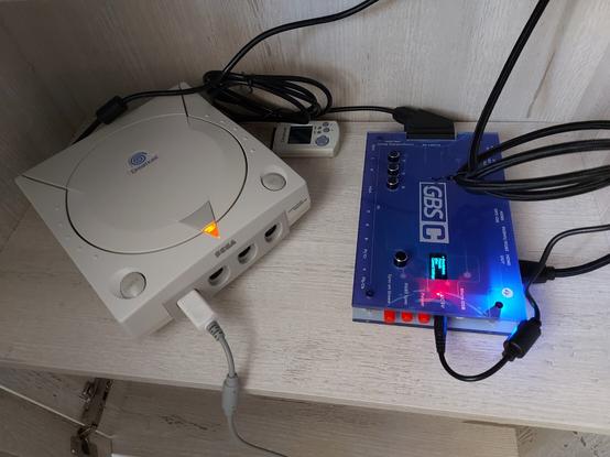 Dreamcast Europea conectada a un GBS Control (placa azul).