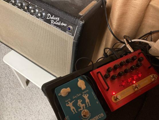 Fender Deluxe Reverb Amp!  Ein wenig mal Pegel über den Hotone Pedal Amp als Preamp (Line out) und Harley Benton Classic Chorus