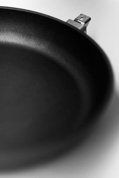 Black and white of a pan with a new non-stick coating