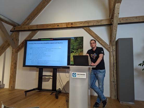 Ein Vortragender mit seinen Folien
Titel: "Summary: How to provide a GraphQL endpoint with Quarkus"