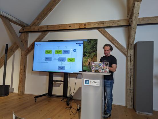 Speaker neben seinen Folien
Zu sehen: Eine Protocol-Buffers-Definition für eine GRPC-Schnittstelle