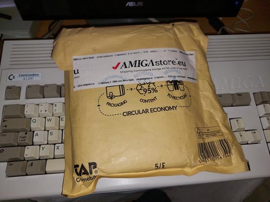 Päckchen von Amigastore.eu liegt auf einem Commodore Amiga 1200
