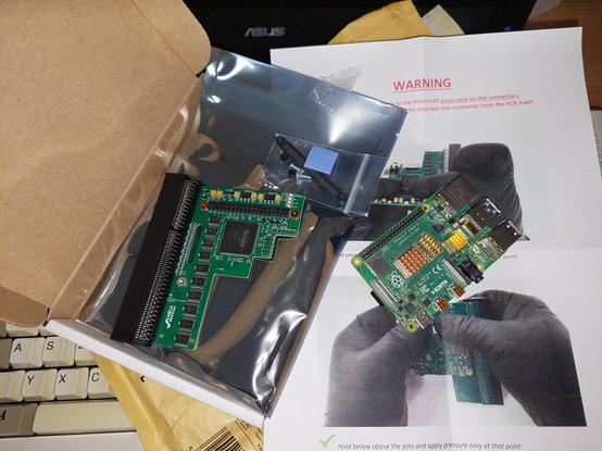 Ausgepackte PiStorm32 mit RaspberryPI 4 und Anleitung