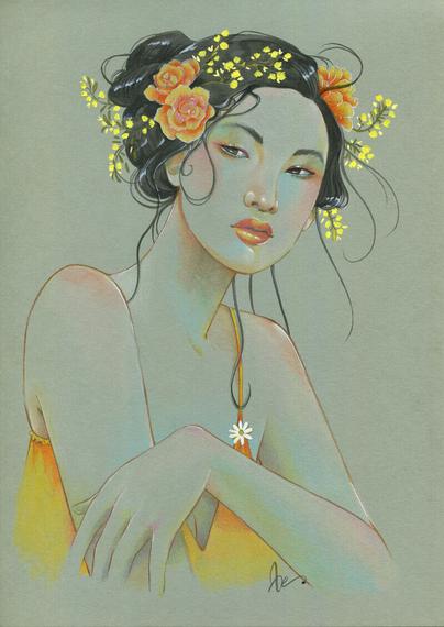 Par Marie-Gaëlle, le portrait tête, épaules et buste d’une jeune femme aux cheveux noir couronnées de mimosas et de roses jaunes. Elle porte une tunique à fines bretelles jaune orangé. Dessin aux crayons de couleurs et gouache sur papier vert de gris.