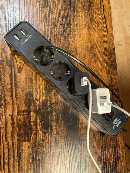 Mehrfach Steckdose mit 2x USB extra aber trotzdem zwei Handynetzteile eingestöpselt ... lach!