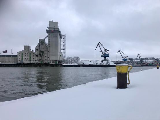 Foto des Braunschweiger Hafens. Im Vordergrund Schnee und der Mittellandkanal.