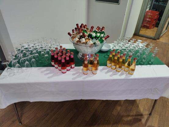 Buffettisch mit verschiedenen Schaumweinen