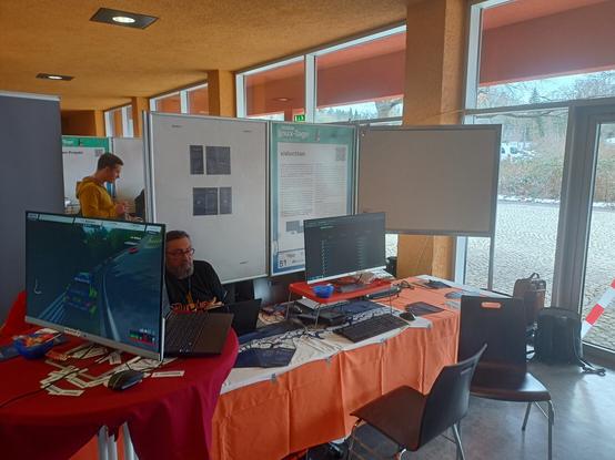 Stand mit PCs und Bildschirmen