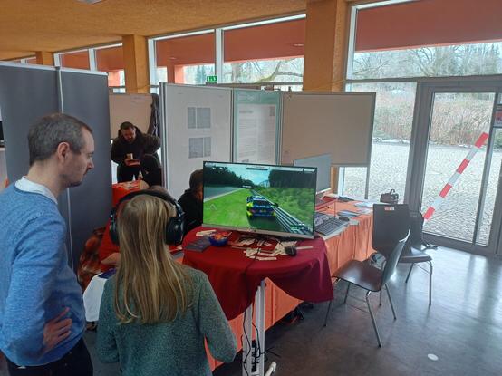 Zwei Personen spielen ab einem PC