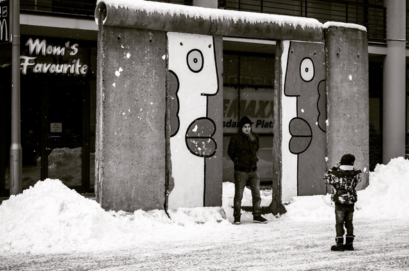 Un pezzo del muro di Berlino posizionato in una strada della città.