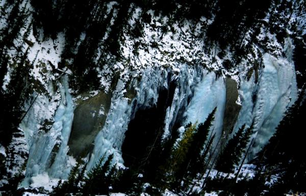 Bridal Veil Falls - frozen in Winter.