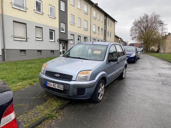 Ein abgemeldete Fahrzeug auf einem Gehweg