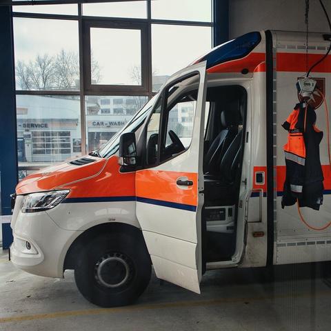 Rettungswagen in Garage