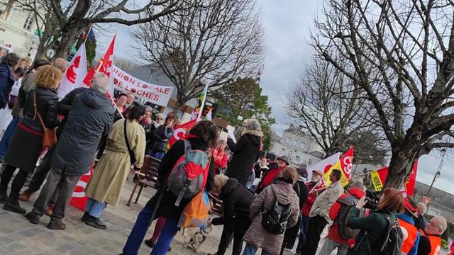Loches : le rassemblement à l'appel de l'intersyndicale contre la réforme des retraites adoptée par 49.3 démarre place du Marché aux fleurs par les traditionnelles prises de parole.
Photo cr. NR Denis Maljean