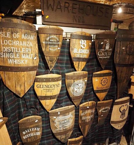 Whiskyschilden, gemaakt van oud hout van whiskyvaten. Met Aran, Glengoyne, Bladnoch, Coal Ila, Balvenie en meer
