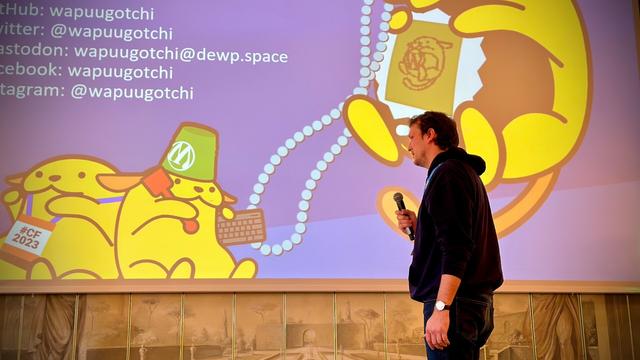 Marko is presenting on the Hackatjon stage. In the background, you see a slide of the presenting.