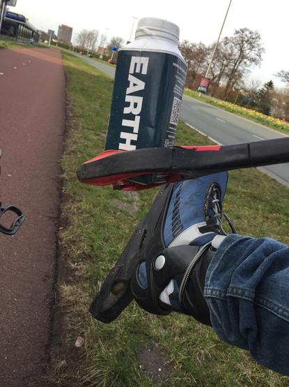 Een drinkkarton met de naam Earth, gevonden tijdens een rondje skeeleren en afval rapen.