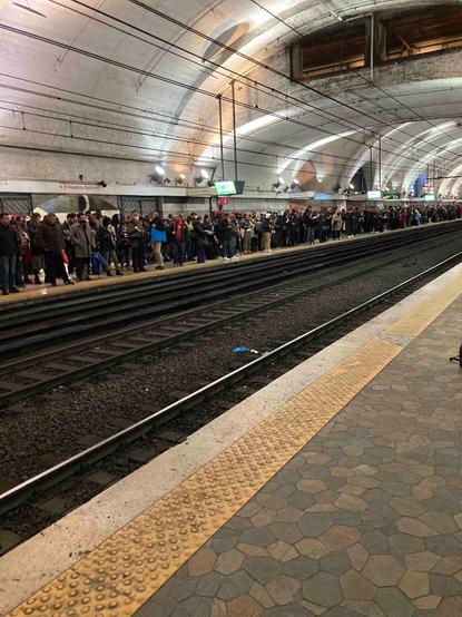 quai de métro à la station Rome Termini, ligne B, foule de voyageurs attendant la rame