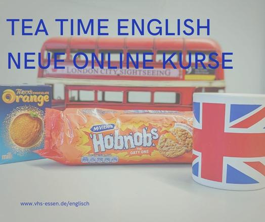 Bild eines Bechers mit Union Flag neben Keksen und Schokolade vor einem Modell eines Londoner Stadtrundfahrtbus.