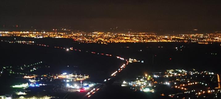 Luftbild der selben Autobahn und Stadt