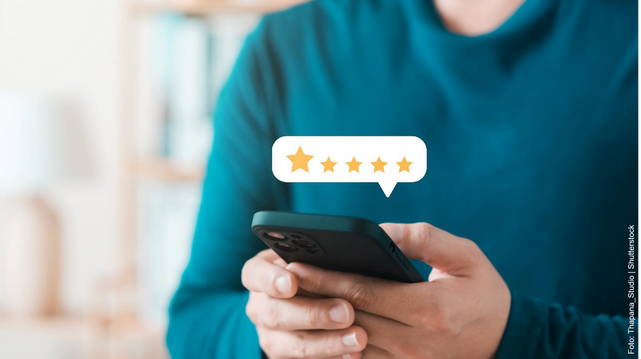 Mensch mit Handy in der Hand. Über dem Handy erscheint eine Sprechblase mit Sternen, die ein Bewertungssystem darstellen.
