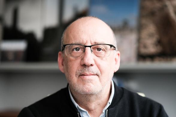 Portrait of a man in an office.