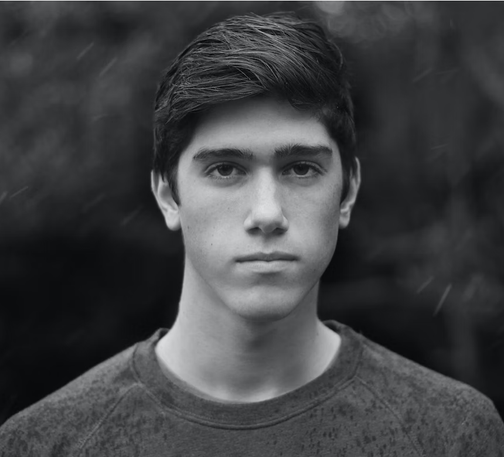 Portrait d'un jeune homme en noir/blanc