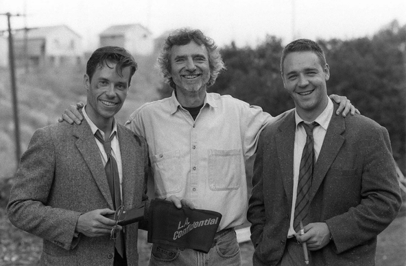 Curtis Hanson with Guy Pearce and Russell Crowe on the set of 'L.A. Confidential' (1997)
