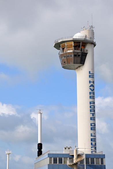 Photo de la "Tour du port du Havre", 16 octobre 2009 par Vassil, domaine public.

La capitainerie du port du Havre est juchée en haut d'une tour de contrôle. De là, elle supervise l'ensemble des mouvements de navires de sa circonscription.