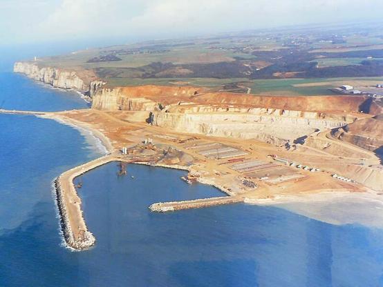 Photo du port du Havre-Antifer lors du chantier de création en mars 2007.
Tout est ocre : on voit très bien la destruction du milieu naturel.