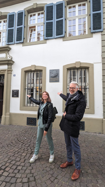 Sasha Bruns and Harald Sack in front of the Karl-Marx-Haus in Trier.