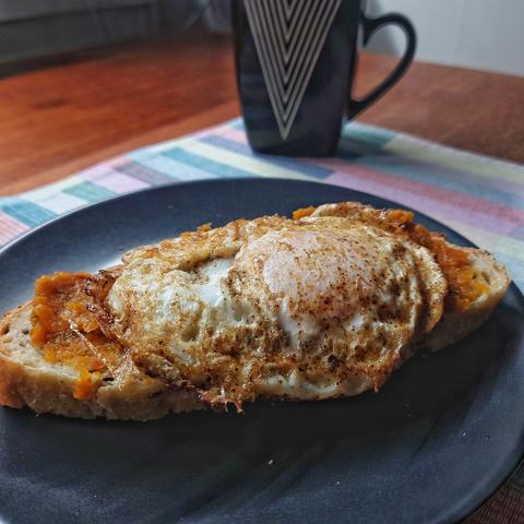 Äggmacka med grönsaksröra.
