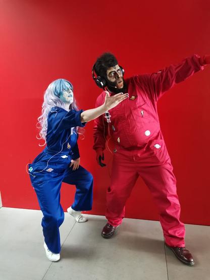 0 y 99 son un simio astronauta y inteligencia artificial en prácticas. Ella va de mono azul y el de mono (ejem) rojo