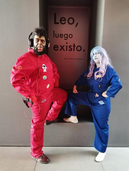0 y 99 posan junto al cartel "Leo, luego existo"