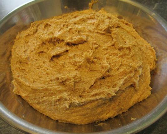 Frisch gekneteter, goldfarbener Keksteig in einer Edelstahlschüssel vor der Ruhe.
