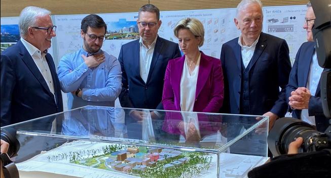 Vorstellung des Siegerentwurfs für den Innovationspark KI in Heilbronn - Gruppenbild mit Ministerin Dr. Hoffmeister-Kraut